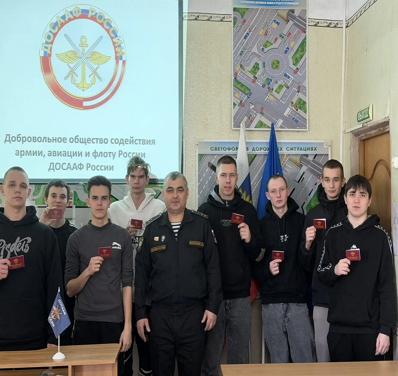 В Еланском оборонном обществе прошло торжественное мероприятие по вручению очередной группе курсантов членских билетов ДОСААФ России