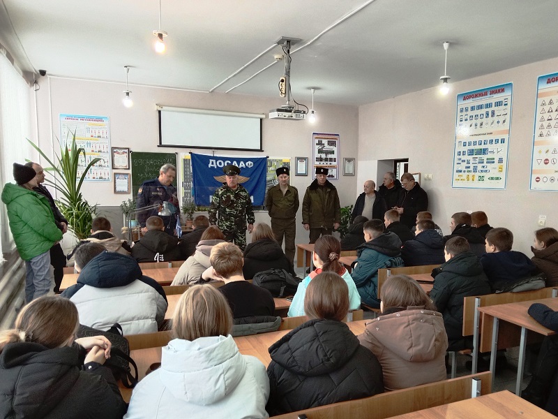 В Новониколаевском оборонном обществе ДОСААФ России прошел турнир по практическому выполнению стрельб из пневматической винтовки