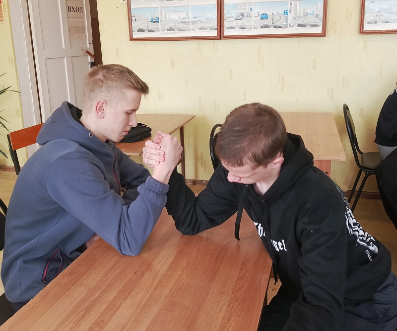 Соревнования по армрестлингу, поднятия гири и выполнению нормативов по «Огневой подготовке» в оборонном обществе ДОСААФ России Фроловского района 