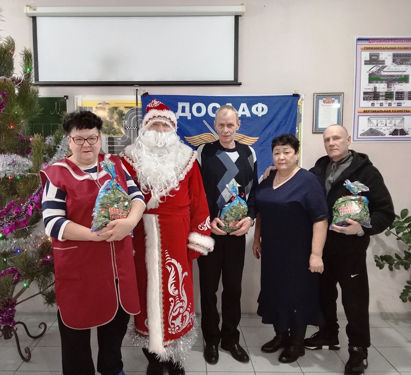 В Новониколаевском УСТК ДОСААФ России в торжественной обстановке вручили членские билеты