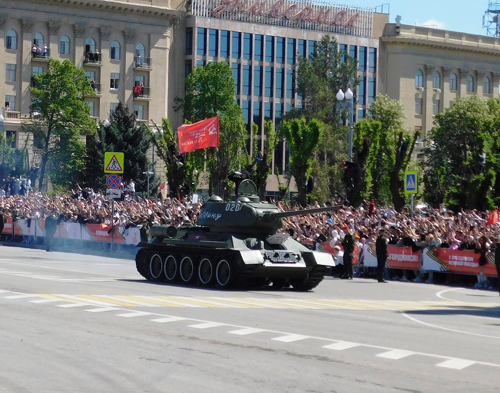 РАВНЕНИЕ НА ВЕЛИКУЮ ПОБЕДУ! ПОТОМКИ ПОБЕДИТЕЛЕЙ В ОДНОМ СТРОЮ! 